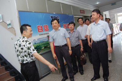 2011年8月，時任浙江省委組織部副部長莊躍成視察天通